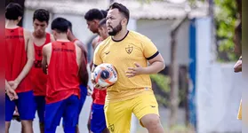 Hecton tinha apenas 33 anos e morreu na noite de quinta-feira (15), vítima do grave acidente envolvendo o ônibus que transportava a delegação sub-20 do Águia de Marabá.