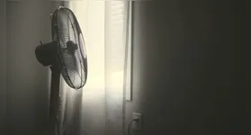 Pequenos ajustes no posicionamento do ventilador podem reduzir rapidamente a temperatura do quarto.
