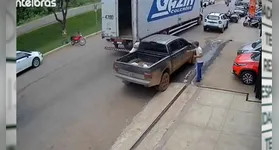 Câmera flagra momento em que porta de caminhão baú atinge homem em Parauapebas.