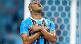 O grande destaque do confronto foi Carlos Vinícius, autor de um hat-trick.