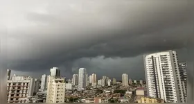 A madrugada começou com clima ameno, registrando cerca de 23°C.