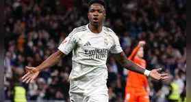 Vini Jr inferniza lateral, faz dois de pênalti e garante liderança ao Real.