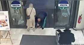 O homem tentou arrancar a criança dos braços da mãe e arrastá-la para dentro do supermercado.