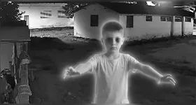 Imagem captada por câmera de segurança no bairro São Francisco, em Alenquer, mostra silhueta de menino que moradores associam a uma possível "visagem".