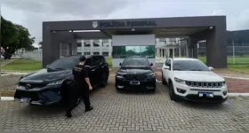 Carros de luxo apreendidos pela PF durante a Operação SIN TAX, que também resultou na prisão de um servidor federal suspeito de desviar e comercializar eletrônicos de alto valor no Pará.