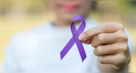 Fevereiro Roxo reforça a conscientização sobre lúpus, fibromialgia e Alzheimer e a importância do diagnóstico precoce e dos direitos dos pacientes