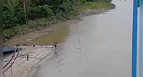 Casal na embarcação que teria encontrado o corpo