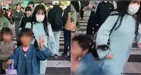 Vídeo gravado no cruzamento de Shibuya mostra mulher esbarrando em pedestres e atingindo criança estrangeira.