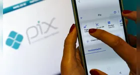 A Receita Federal desmente boatos sobre monitoramento do Pix e esclarece que não há tributação sobre transações, alertando sobre golpes e desinformação.