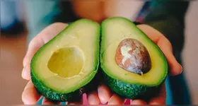 O abacate ajuda a soltar o intestino e traz inúmeros benefícios para a saúde. Confira!