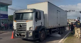 O veículo de carga passou por cima do ciclista e da bicicleta.