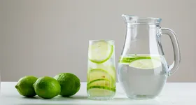 Consumir água com limão todos os dias pode ser apenas uma forma mais agradável de se manter hidratado.