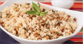 Arroz com lentilha e cebola caramelizada.