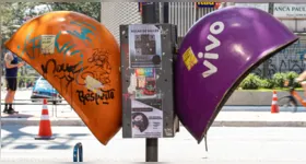 Símbolo de uma era analógica, os últimos 38 mil orelhões ainda espalhados pelo Brasil devem ser retirados das ruas a partir de 2026.