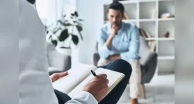 Mulher divulgava serviços à população se apresentando com diferentes qualificações profissionais, entre elas psicóloga e “juíza de paz”