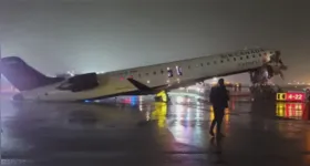 Colisão entre avião e caminhão de bombeiros deixa mortos e dezenas de feridos em Nova York.