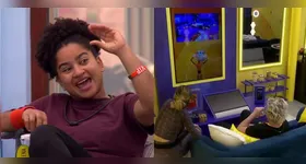 Juliano e Ana Paula acompanham a Central do Líder enquanto recebem sinais discretos de Milena, que também detém um poder decisivo para o próximo paredão.