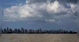 Descubra como o clima instável e as chuvas marcam o fim de dezembro na Amazônia, com previsões e cuidados essenciais para a população.