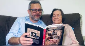Jorge Panzera, da Ioepa, apresenta o livro do jornalista Ismael Machado à Hecilda Veiga