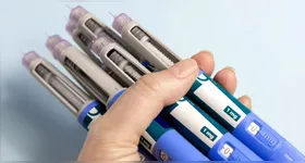 O lixo de gerado por esses medicamentos é preocupante, já que fármacos descartados inadequadamente podem contaminar água e solo e causar resistência microbiana