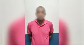 Um homem foi preso em flagrante na noite deste sábado (7) após agredir a companheira e tentar enfrentar uma guarnição da Polícia Militar