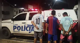 Uma operação da Polícia Militar, realizada na noite desta terça-feira (7), resultou na detenção de dois homens e na apreensão de um adolescente