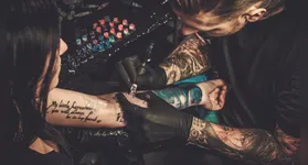 O debate sobre os riscos das tatuagens ganhou um novo capítulo com a divulgação de estudos que investigam a relação entre os pigmentos e o câncer de pele.