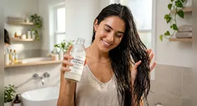 A água de arroz tornou-se a nova queridinha de quem busca tratamentos capilares naturais e acessíveis.