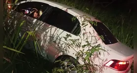 O condutor de um veículo perdeu o controle da direção, fazendo com que o automóvel saísse da pista.
