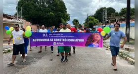 Ação da APAE reuniu famílias e comunidade na manhã desta segunda-feira (6) para promover o respeito e combater o preconceito contra o TEA no sul do Pará.