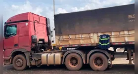 Fiscais da Sefa realizam a conferência de carga de manganês retida na rodovia Transamazônica.