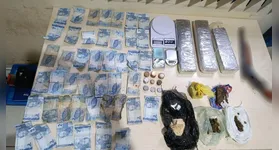 Ao retornarem à residência, os militares montaram um cerco e flagraram outro suspeito com mais 50,6 gramas de maconha, balança de precisão e dinheiro.