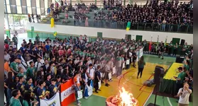 Delegações escolares desfilam durante a abertura da 14ª edição dos JEMS no Ginásio Irmã Theodora.