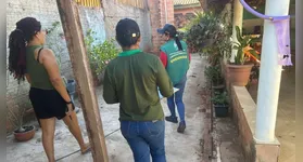 Equipe de endemias orientando moradora sobre descarte adequado do molusco