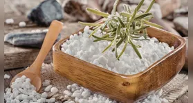 De acordo com especialistas em bem-estar e consultores de feng shui, o sal grosso funciona como um "filtro" que absorve cargas emocionais acumuladas