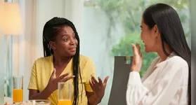 Falar da vida alheia costuma ser tratado como um hábito pouco nobre, associado ao julgamento e à exposição desnecessária.