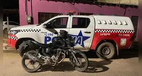 Um homem foi detido por porte ilegal de arma de fogo na noite deste domingo