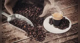 O café é um item indispensável na rotina dos brasileiros, mas sua relação com a balança ainda gera debates.