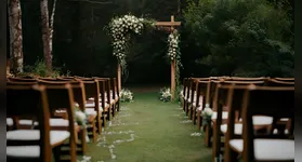 A integração com o meio ambiente continua sendo um pilar forte. Casamentos ao ar livre ou que tragam o "jardim para dentro"