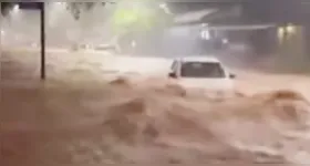 Carro é levado pela enxurrada durante chuva intensa em Santarém na última quinta-feira (19).