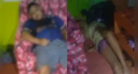 O homem foi encontrado sentado no sofá ao lado do corpo de uma mulher.