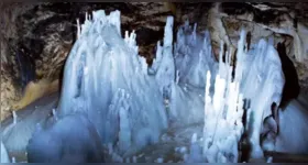 Caverna de Scărișoara, na Romênia, onde pesquisadores isolaram a bactéria Psychrobacter SC65A.3 em um núcleo de gelo com cerca de 5 mil anos