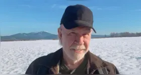 Chuck Norris ficou conhecido por filmes marcantes e parcerias com grandes nomes do cinema.