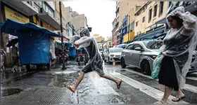 Imagem ilustrativa da notícia O que molha menos, andar ou correr na chuva? Saiba a resposta