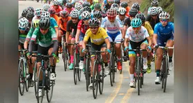 Pelotão de ciclistas em edição anterior do Meeting Nacional; evento chega à sua 22ª edição com percurso de 70 km.