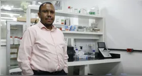 Entrevista com o pesquisador da UFRJ Mychael Lourenço, que estuda Alzheimer e recebeu o prêmio ALBA-Roche Prize for Excellence in Neuroscience Reserach em 2026.