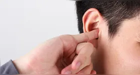 O uso de objetos como cotonetes aumenta a incidência da coceira no ouvido e pode causar outros problemas auditivos.