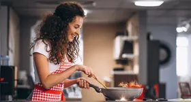 Para manter os utensílios de madeira em bom estado, é importante adotar uma rotina de limpeza simples, mas constante.