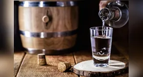 Ingrediente tradicional brasileiro, a cachaça vai além dos drinks e pode transformar pratos com mais sabor, aroma e criatividade na cozinha.