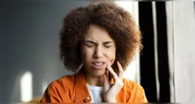 Problemas como sangramento na gengiva, mau hálito e alterações na língua podem estar ligados à doença